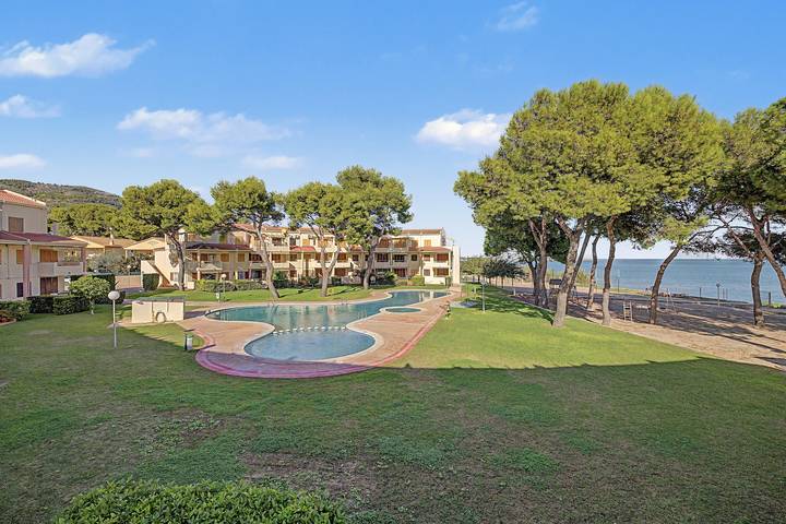 Apartamento entero, Apartamento 'Residencial Alcanar Costa' con vistas al mar, piscina compartida y terraza privada in Platja Fonda (Terres de l'Ebre), Alcanar