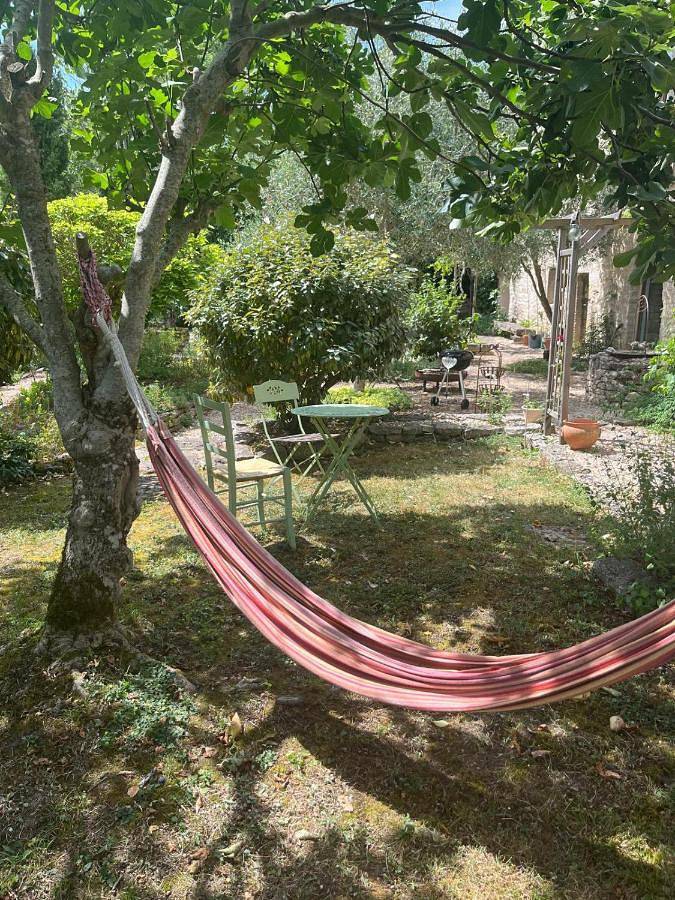 Gîte pour 2 personnes, avec jardin ainsi que vue et piscine à Vailhourles - 4