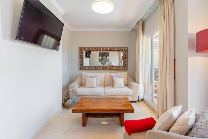 Apartamento entero, Apartamento 'Lechuza Elviria Marbella 2' con piscina compartida, Wi-Fi y aire acondicionado. in Marbella Este, Marbella
