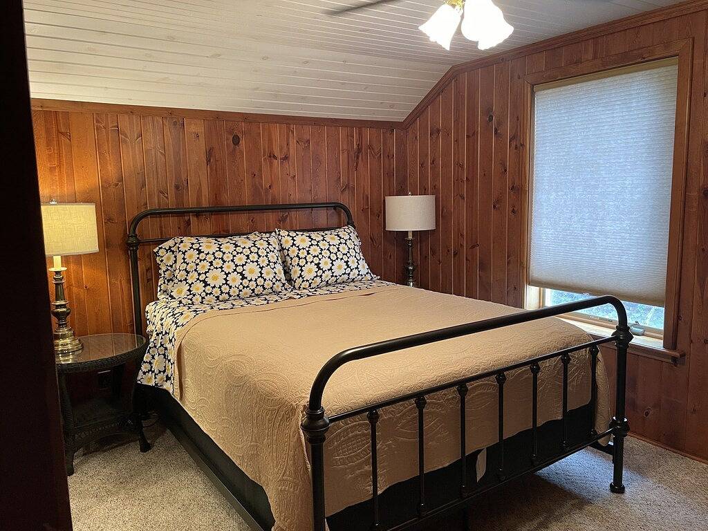 Studio apartment 2.5 blocks from Tawas Point State Park beaches. in Iosco County