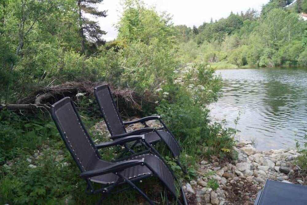 Le Refuge de la Loire en face de la rivière in Usclades-et-Rieutord, Parc naturel régional des Monts d'Ardèche