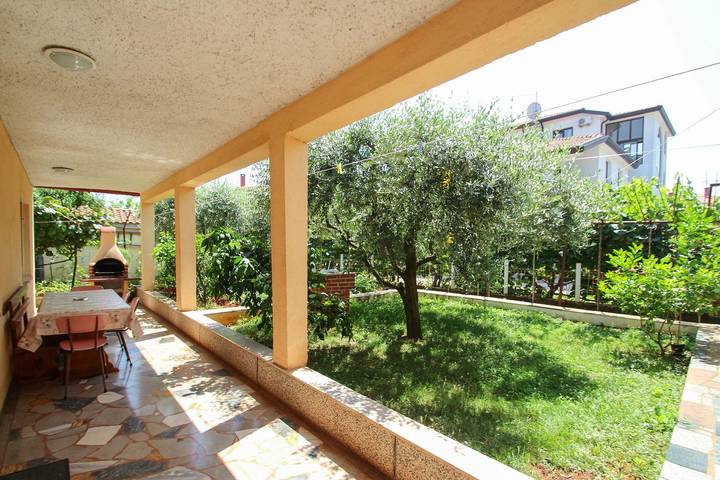 Ferienwohnung für 8 Personen, mit Terrasse und Garten in Umag