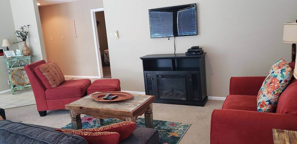 Ganze Wohnung, Geräumiges Wohnzimmer mit herrlicher Aussicht auf Pool und Kanal in North Padre Island, Corpus Christi