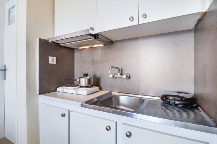 Entire studio, Studio Apartment 'Standard with Sea View 6' with Sea View, Wi-Fi and Air Conditioning in Nikiana, Alexandros
