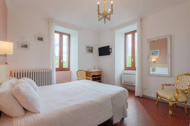 Guest Room 'Chambre Elea' with Shared Pool, Wi-Fi and Air Conditioning in Saint-Alban-Auriolles, Ardèche