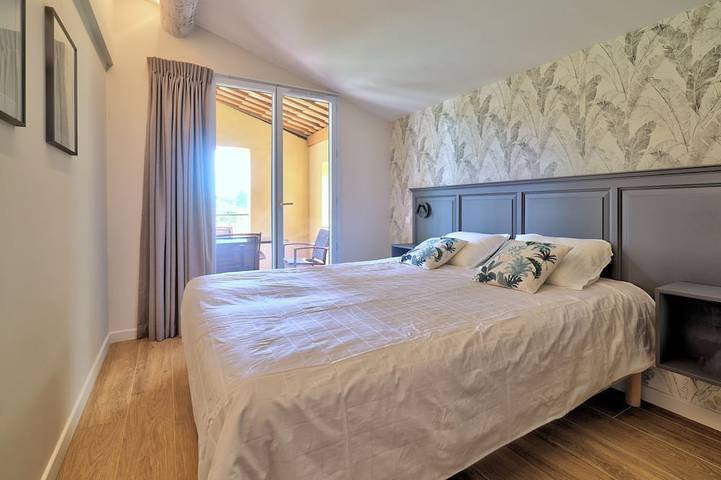 Gîte pour 4 personnes, avec jardin ainsi que terrasse et piscine dans Golf de Pont Royal - 2