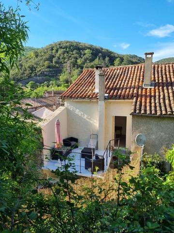 Gîte pour 4 personnes, avec balcon ainsi que piscine et vue à Lunas