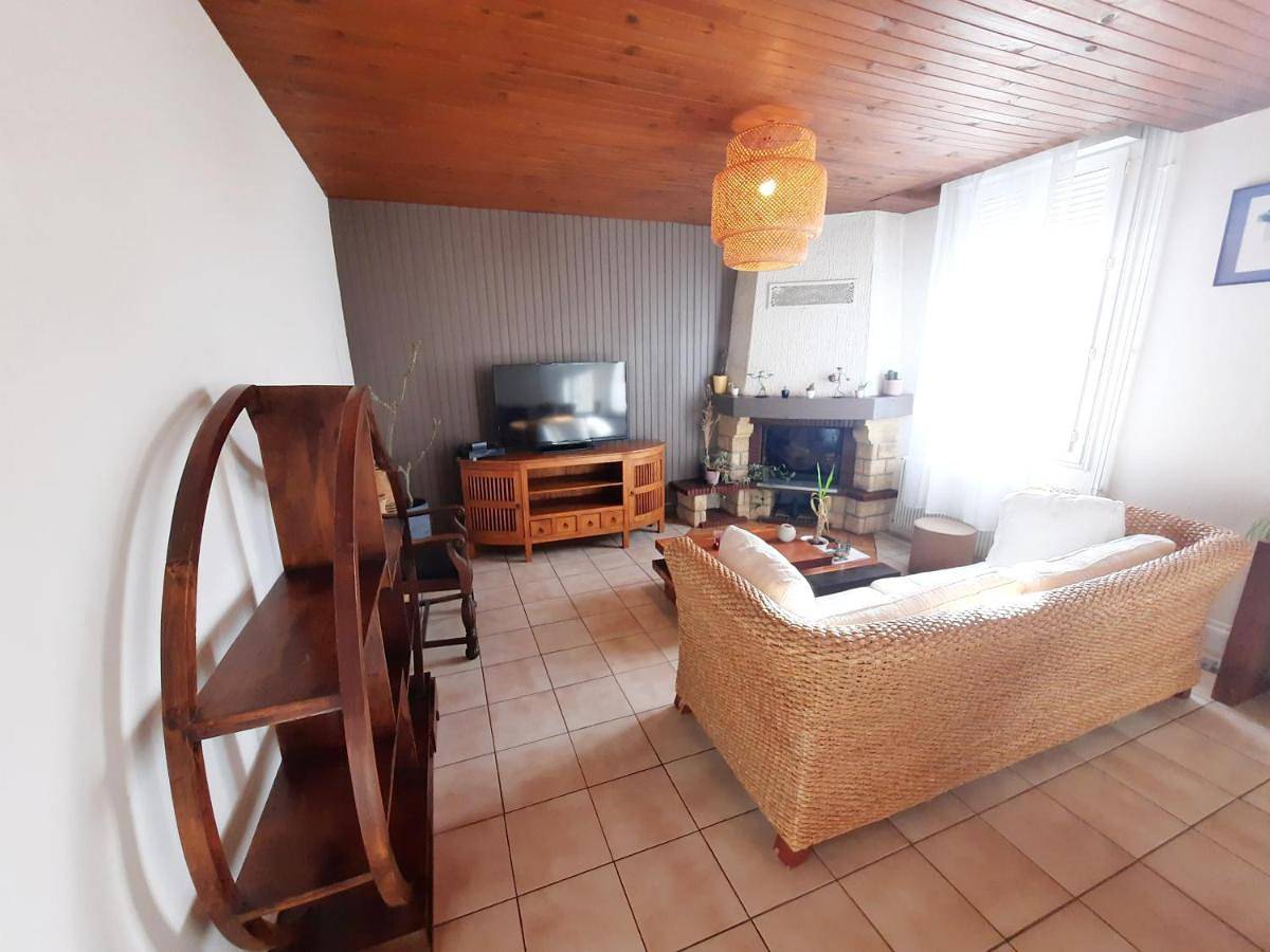 Appartement entier, Two-Bedroom Apartment with Garden View in Fontaine-lès-Dijon, Région de Dijon