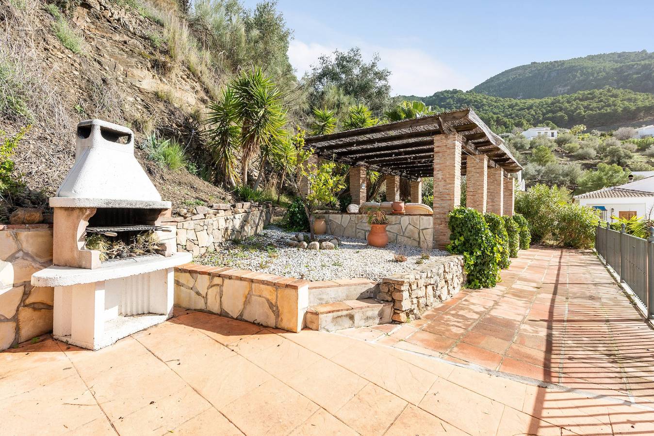 Villa 'Mirador' with Lake View, Wi-Fi and Air Conditioning in Alcaucín, Málaga Province