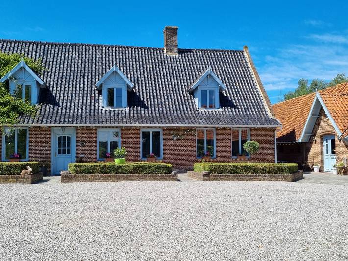 Gîte pour 15 personnes, avec jacuzzi ainsi que jardin et terrasse dans Oudezeele