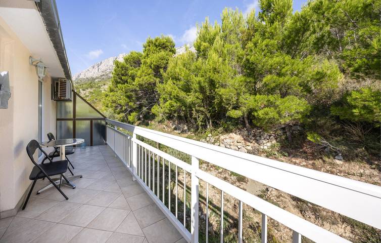 Ganze Ferienwohnung, Modernes Apartment mit Terrasse, Parkplatz und WLAN – 600 m vom Strand entfernt in Lokva Rogoznica, Omis-Riviera