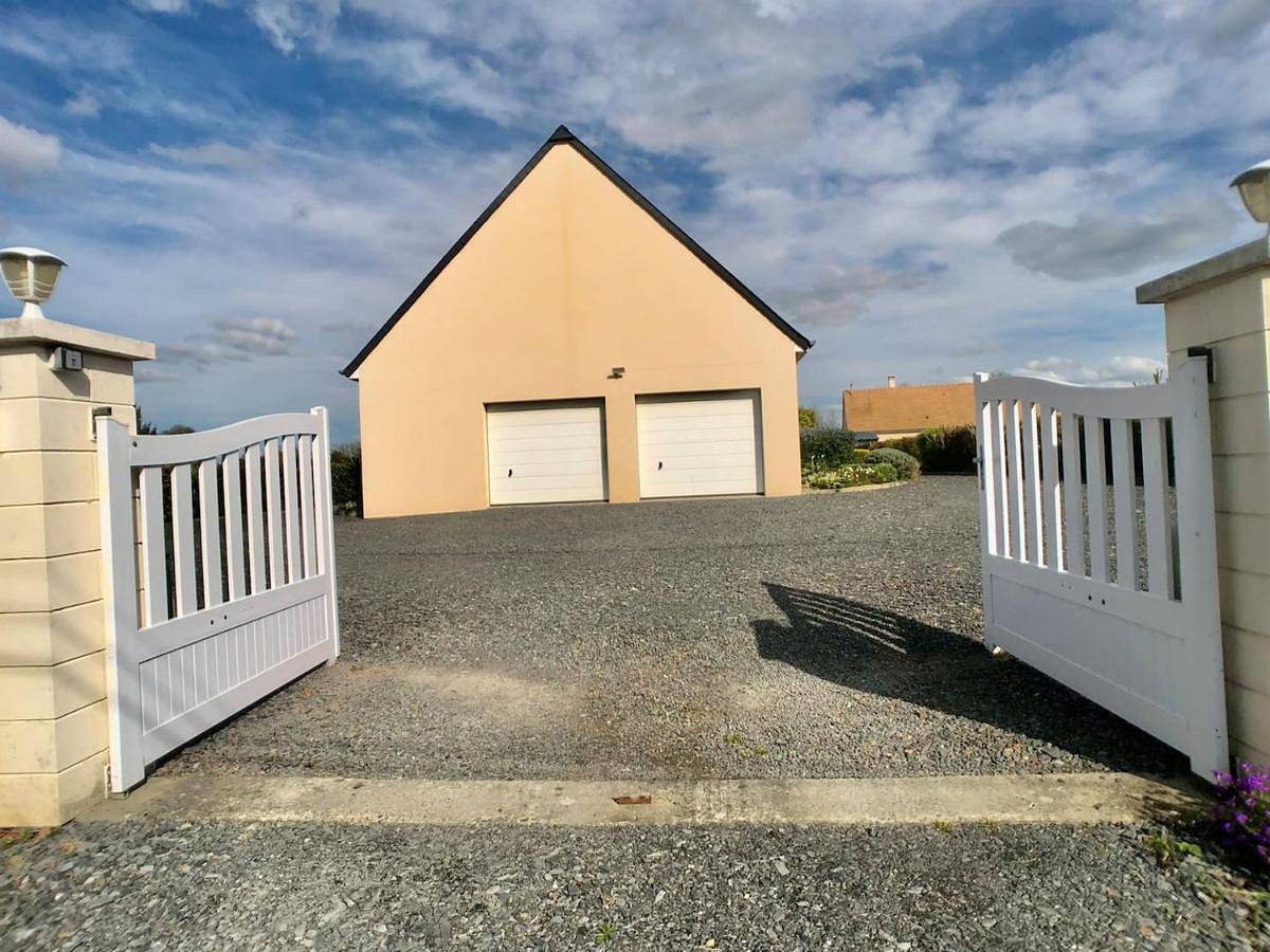 Five-Bedroom House in Tour-en-Bessin, Région de Bayeux