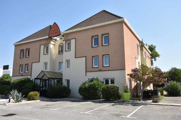 Hôtel pour 3 personnes, avec Terrasse à Le Pontet