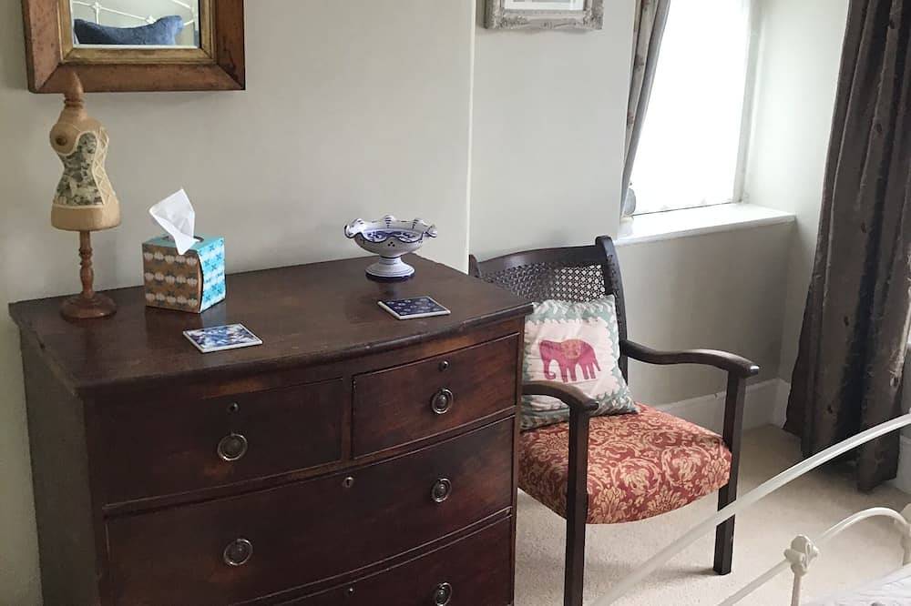 Characterful, pretty, family friendly Georgian house centrally located in Wells in Wells, Somerset