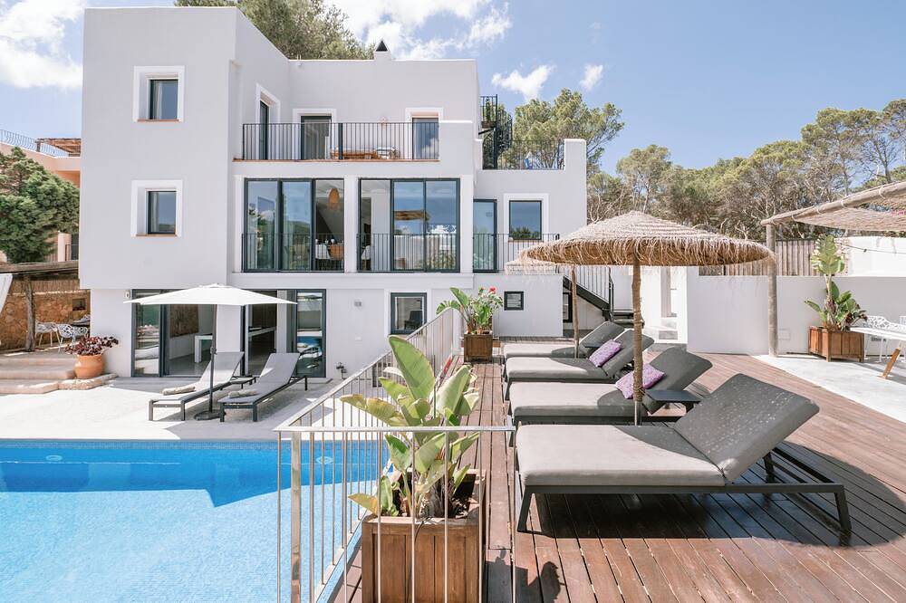 Luxury 5 bed Villa with Heated Pool and Stunning Sea Views - 5min walk to Beach in Cala Vedella, Sant Josep de sa Talaia