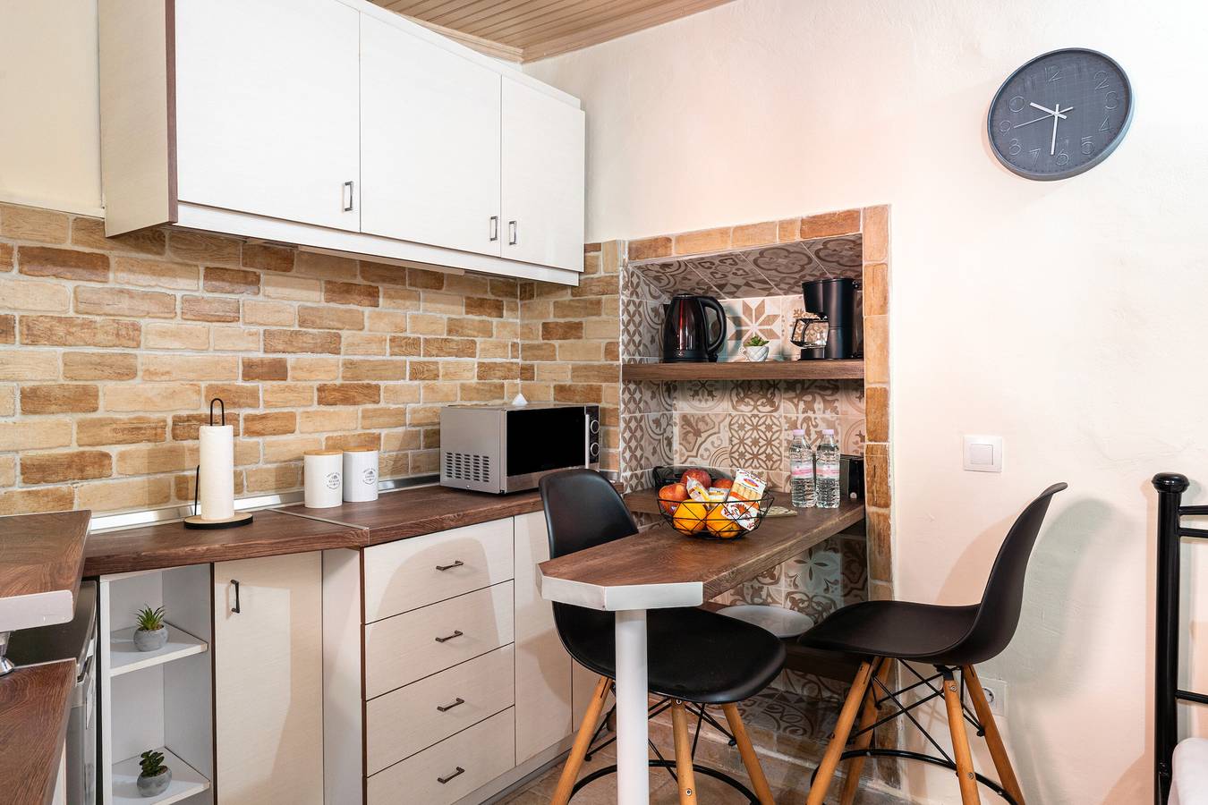 Ganzes Studio, Einzimmerapartment 'Purity' mit gemeinsamer Terrasse, Wi-Fi und Klimaanlage in Korfu (Stadt), Korfu