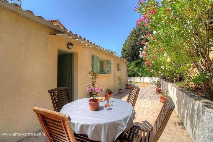 Gîte pour 2 personnes, avec piscine ainsi que jardin et terrasse en Corse