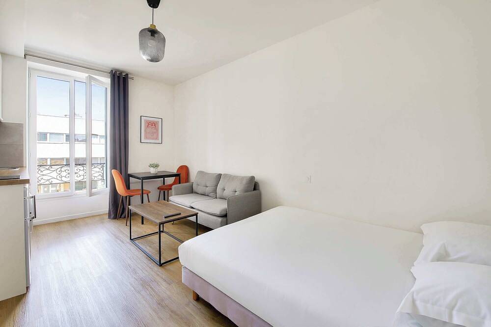 Entire apartment, Beautifully furnished cosy studio with a street view in Ivry-sur-Seine, Val-de-Marne