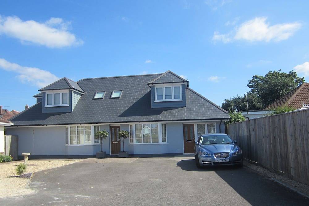 Entire apartment, Luxury 1 Bed  Flat  With Garden  - 2 Mins Walk To River  -  Dog Friendly in Bournemouth, South West England