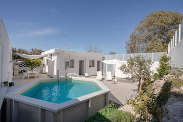 Villa pour 6 personnes, avec vue et jardin ainsi que bassin pour enfant et piscine, animaux acceptés à Bari