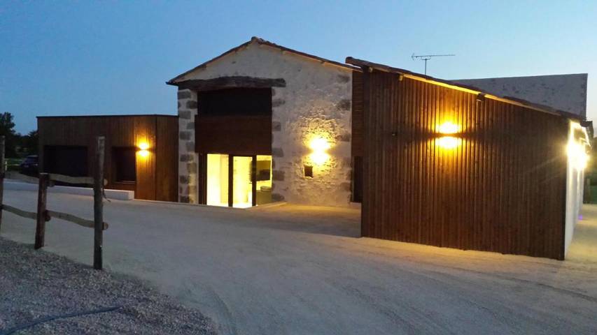 Location de vacances pour 15 personnes, avec vue ainsi que jardin et piscine, animaux acceptés à Les Herbiers - 3