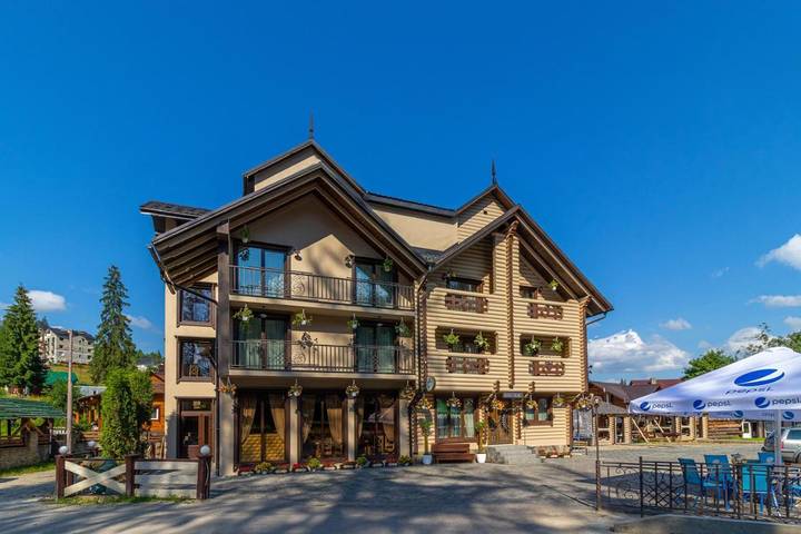 Maison d’hôte pour 4 personnes, avec piscine et sauna ainsi que balcon et vue