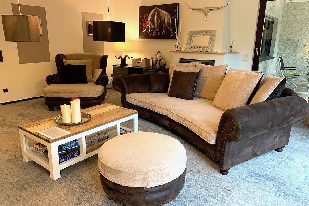 Ganze Wohnung, Grosse Wohnung mit drei Schlafzimmern, Wohnzimmer, Küche, Esszimmer, Garten in Erkrath, Kreis Mettmann