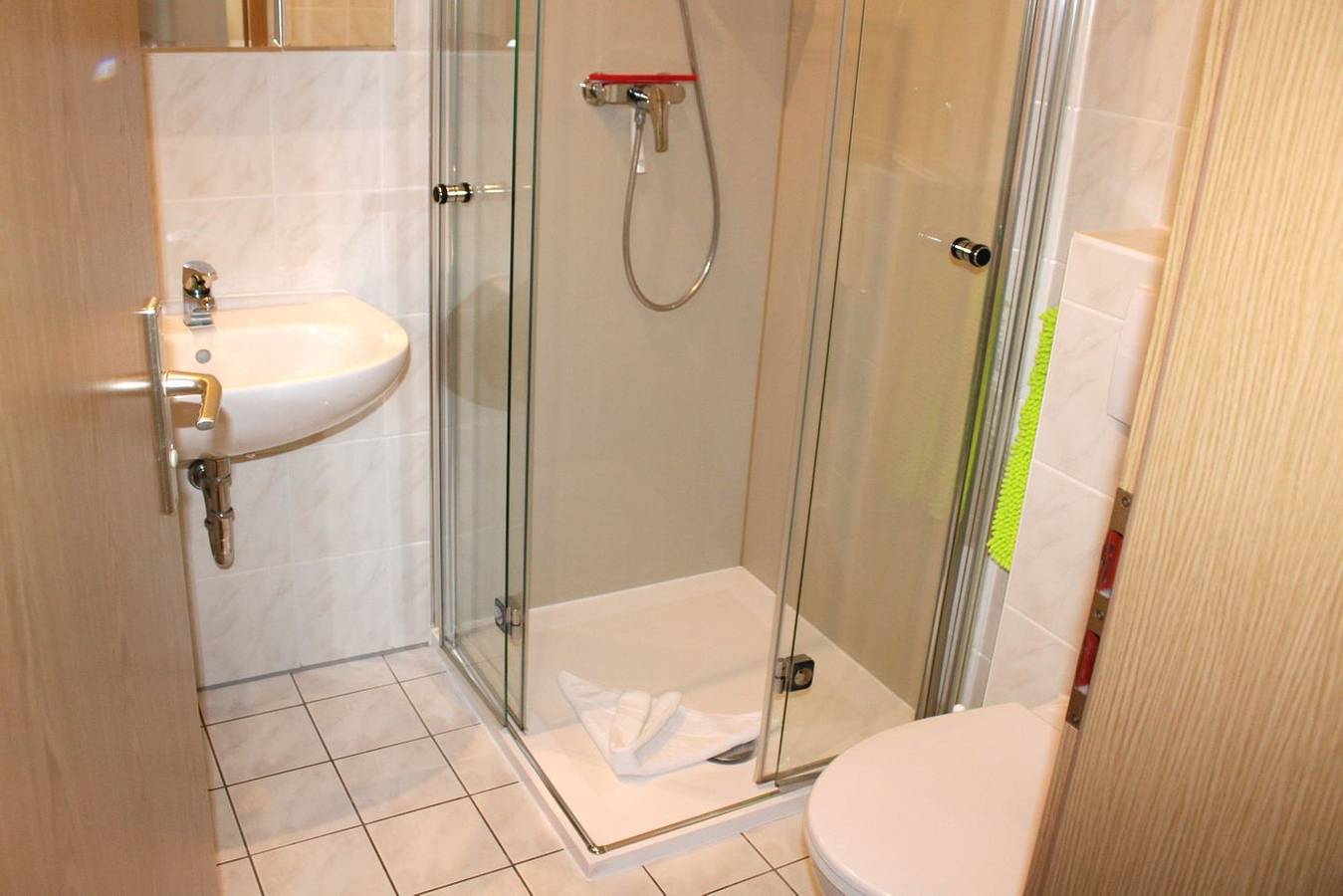 Ganze Wohnung, Auf dem Fischland, einem schmalen Landstrich zwischen Meer und Bodden, finden Sie unser Appartementhaus im Ortsteil Niehagen des Ostseebades Ahrenshoop. in Niehagen, Ahrenshoop