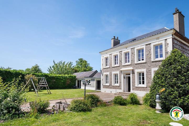 Gîte pour 8 personnes, avec jacuzzi et jardin ainsi que piscine et sauna