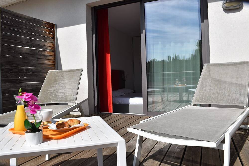 Spacious Unit Close to Cezanne's Studio! Pets are Allowed, with Free Parking! in Éguilles, Mediterranean Coast (France)