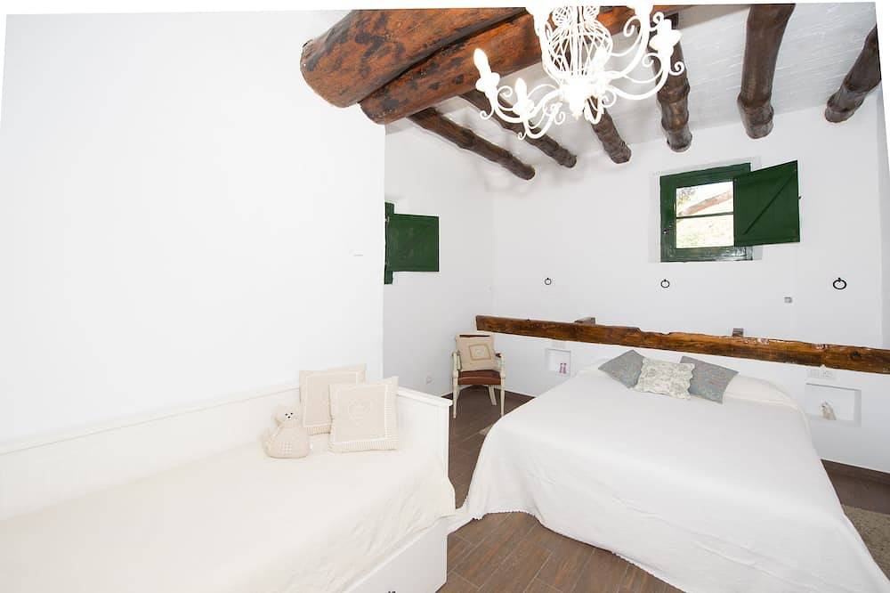 House with pool, 20.000 m2 garden, ping-pong close to the beach for 18 people in Supermaresme, Sant Andreu de Llavaneres