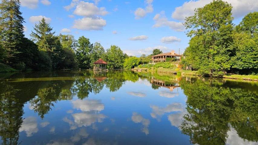 Gîte pour 2 personnes, avec jardin ainsi que vue sur le lac et vue à Saint-Germain-l'Aiguiller