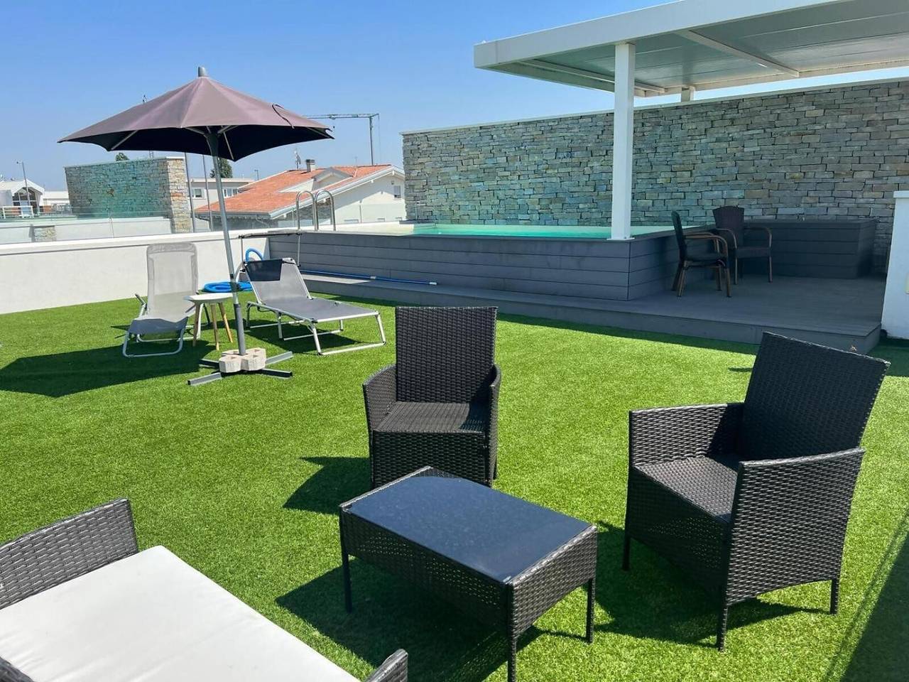 Appartement entier, Appartement « Peschiera Luxury House » avec piscine privée, Wi-Fi et climatisation in Peschiera del Garda, Montagnes autour du lac de Garde