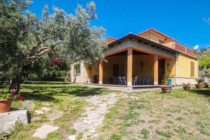 Casa vacanza per 9 persone, con Balcone e Terrazza nonché Giardino e Panorama a Furci Siculo