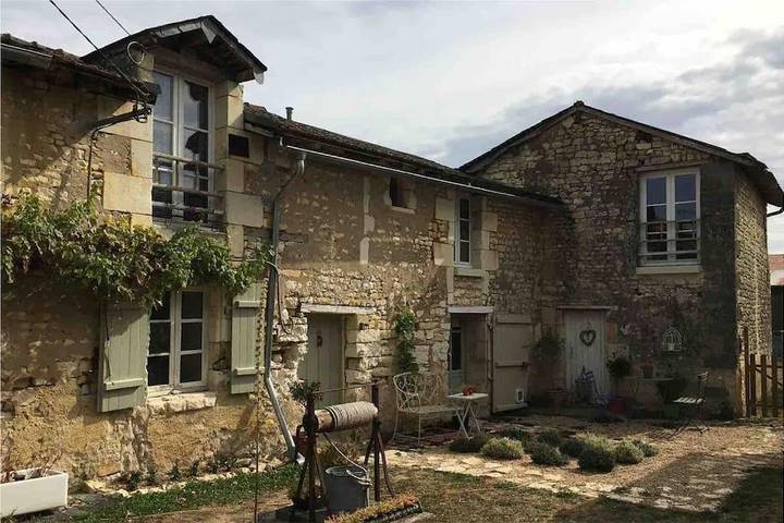 Gîte pour 6 personnes, avec jardin ainsi que piscine et terrasse à Ceaux-en-Loudun