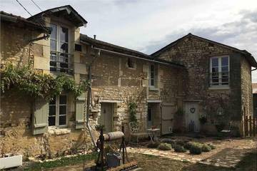 Location de vacances pour 6 personnes, avec piscine ainsi que terrasse et jardin à Ceaux-en-Loudun