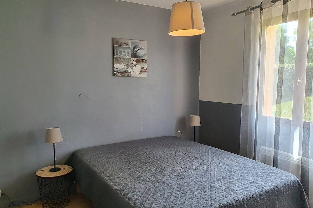 Comfortable 8-person house with shared heated pool between Sarlat and Cahors in Salviac, Lot