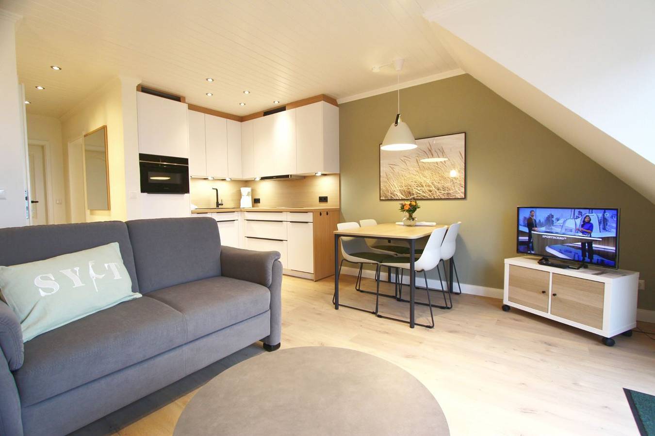 Ganze Wohnung, Gemütlich eingerichtetes Appartement mit Meerblick in extrem strandnaher Lage in Wenningstedt, Sylt
