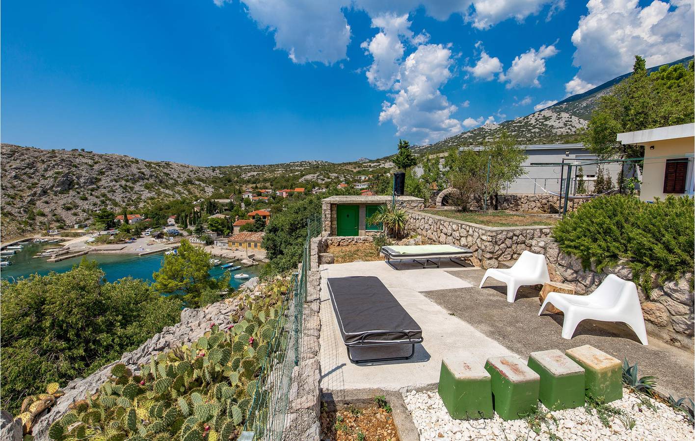 Gemütliche Ferienwohnung mit Meerblick, Terrasse, Parkplatz und WLAN – 100 m zur Küste in Cesarica, Naturpark Velebit