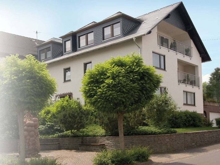 Ferienhaus für 4 Personen, mit Balkon und Terrasse in Kinheim