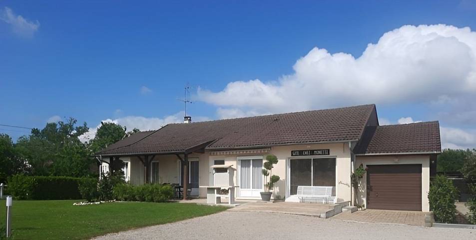 Gîte pour 8 personnes, avec jardin ainsi que piscine et terrasse à Nance