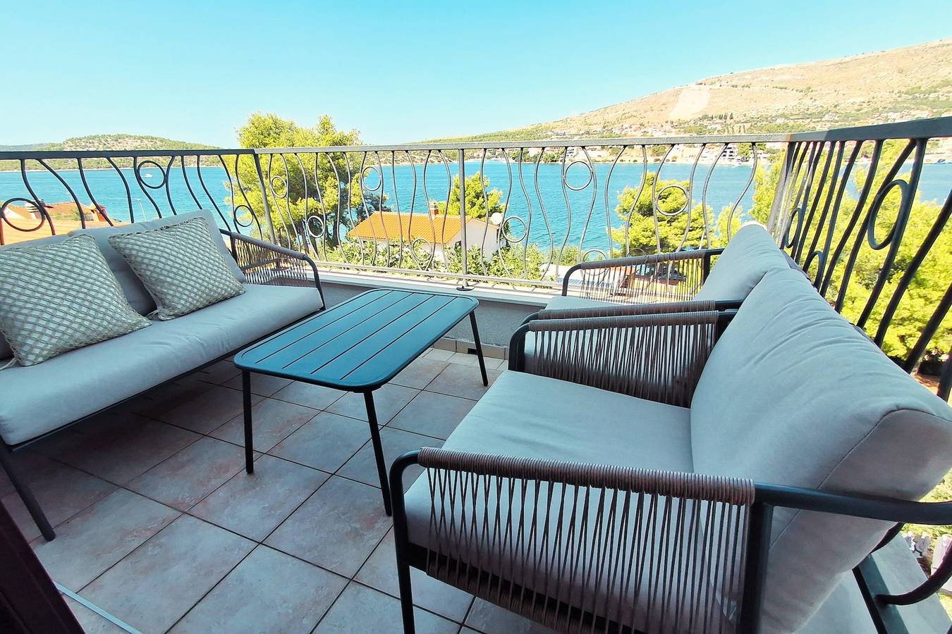 Ganze Wohnung, 1-Zimmer-Ferienwohnung am Strand Sparadici, Sibenik A-24420-a in Grebastica, Šibenik-Knin