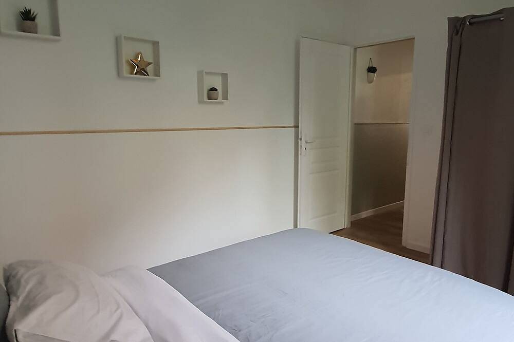 Entire apartment, Spacious T2 near train station - Queen size bed & Netflix in Angoulême, Charente