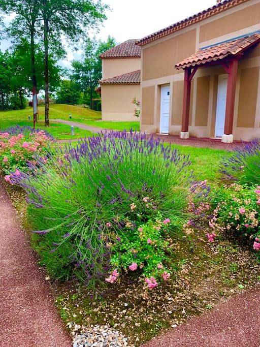 Gîte pour 5 personnes, avec terrasse ainsi que jardin et piscine, animaux acceptés à Monflanquin