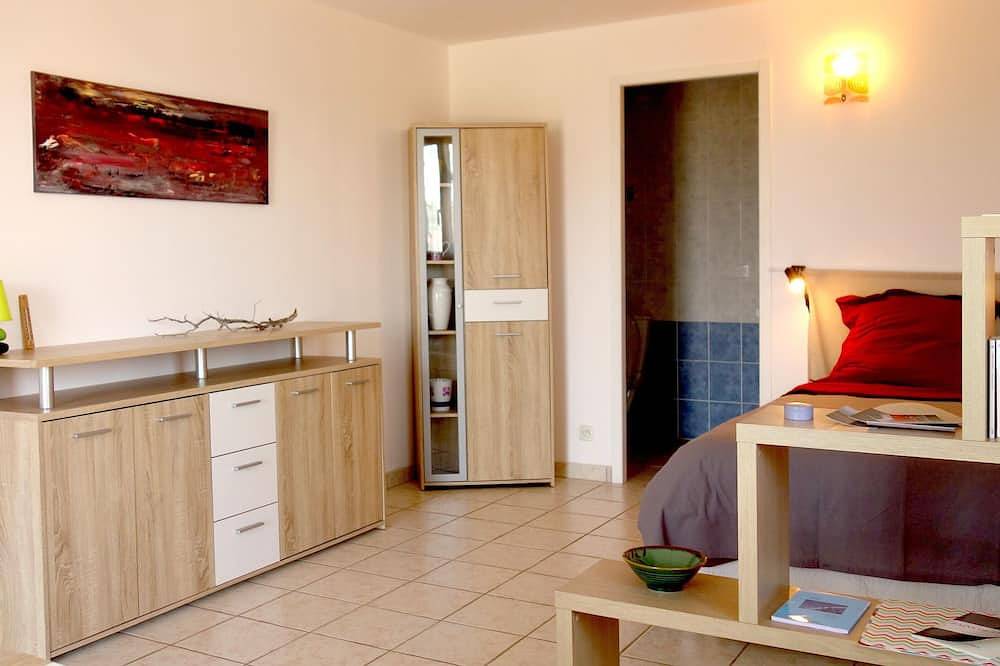 Apartamento entero, La Rosepierre, studio with a breathtaking view of the red-blue-green Salagou mountains in Liausson, Región de Lodève
