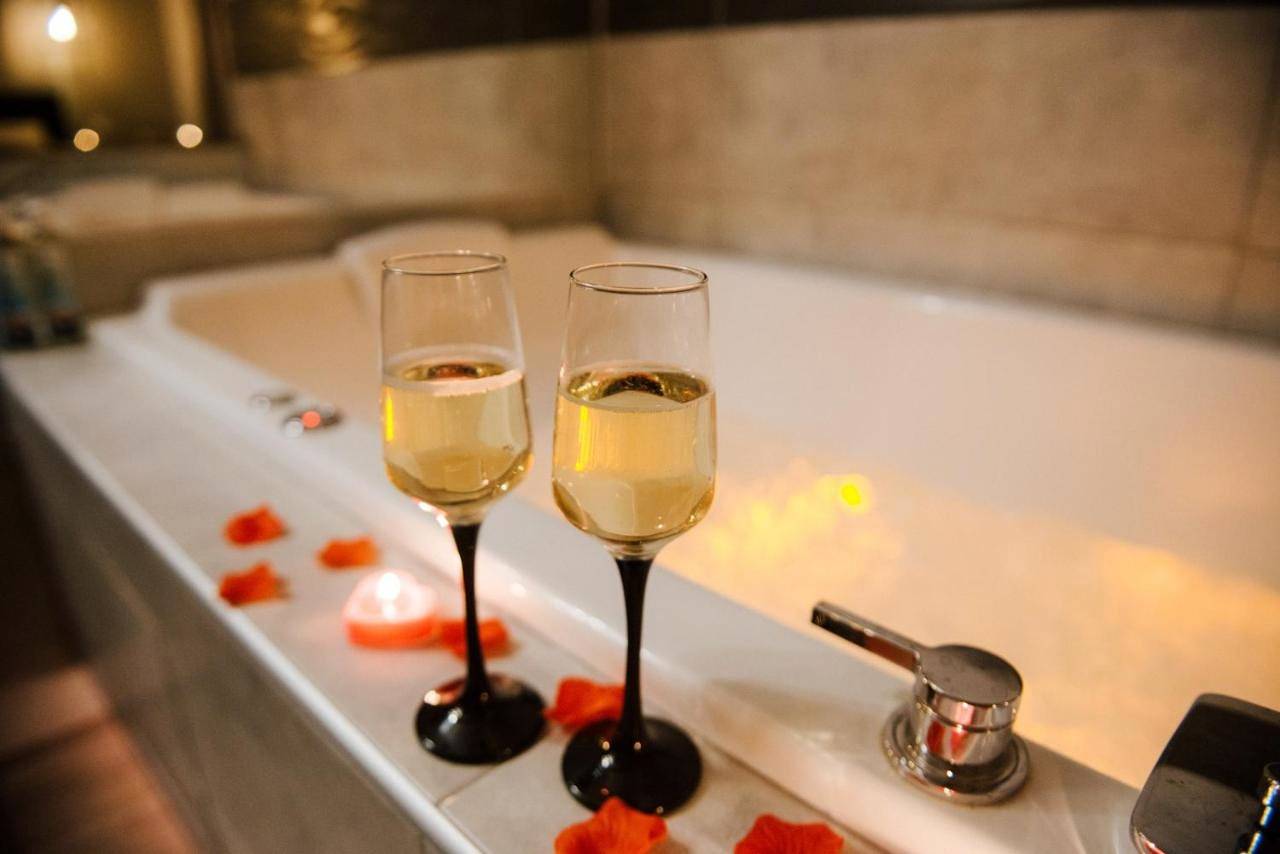 Suite with Hot Tub in Perpignan, Côte d'Améthyste