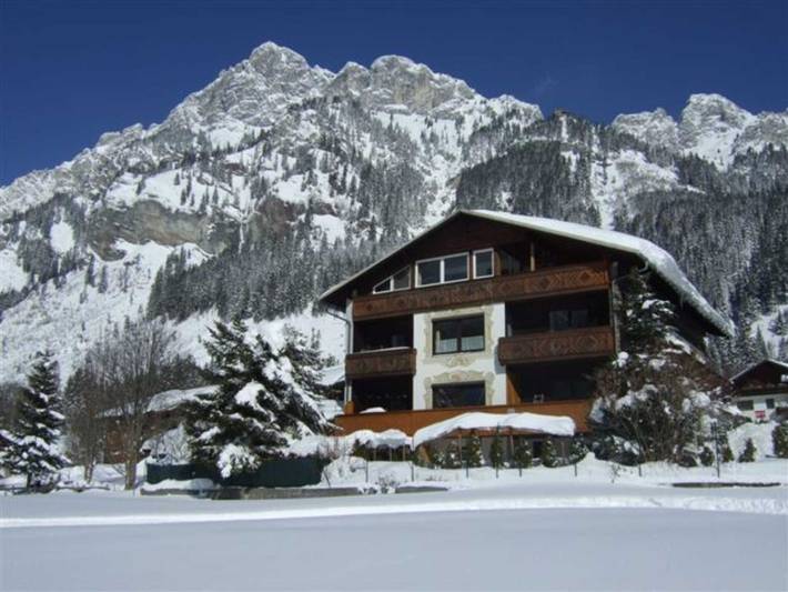 Ferienwohnung für 2 Personen, mit Garten und Balkon sowie Ausblick, mit Haustier in Nesselwängle