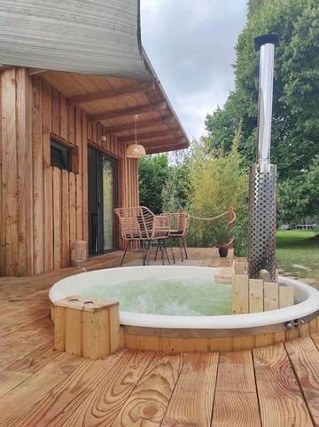 Gîte pour 2 personnes, avec piscine ainsi que jacuzzi et terrasse à Château-Chervix