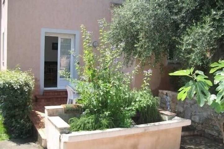 Location de vacances pour 3 personnes, avec terrasse et jardin à L'Île-Rousse