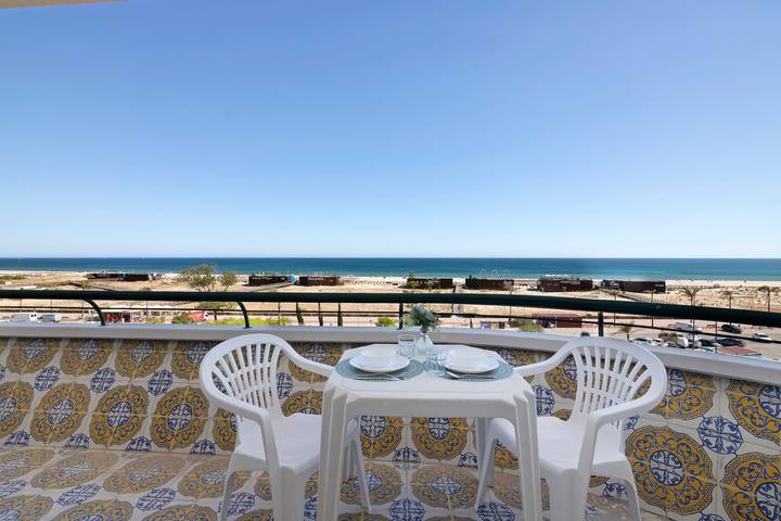 Entire apartment, 'Varanda do Mar' Apartment with Sea View, Wi-Fi, and Air Conditioning in Monte Gordo, Faro District